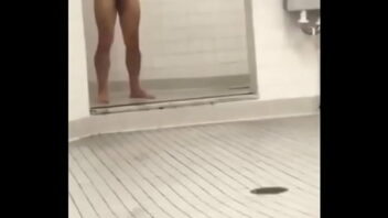 Porno gay fudendo no banheiro vestiário