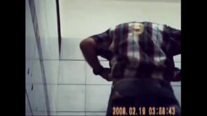 Porno gay homens tirando selfie no banheiro sem rosto