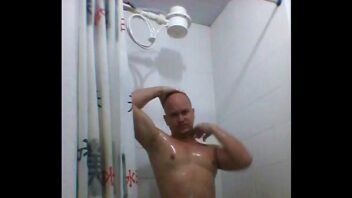 Porno gay no banheiros tomando banho