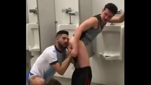 Porno gay otario deixou mijar banheiro publico