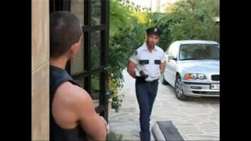 Porno gay policial prende motorista se masturbando
