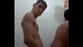 Provocando no banheiro gay