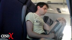 Punheta gay no avião