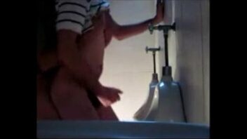 Quadrinhos porno gay surpresa no banheiro publico completo