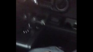 Rapidinha gay mamando no carro xvideos