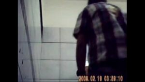 Sexo entre gay super sarados no banheiro