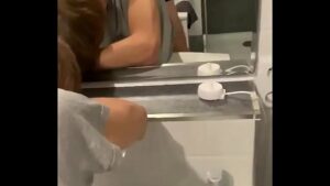 Sexo gay amador comendo o.cuzinho no banheiro