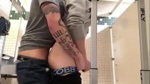 Sexo gay amadorem banheiro publico flagrante