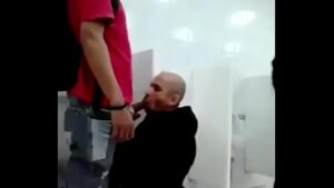 Sexo gay banheiro preso
