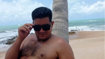 Sexo gay batendo punheta na praia