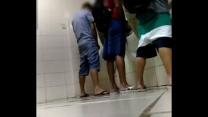 Sexo gay brasileiro com muleke no banheiro