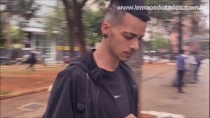Sexo gay brasileiro novinho foi estudar com dois amigos