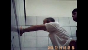 Sexo gay de olho no negao banheiro escondido