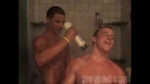 Sexo gay mamando hetero no banho
