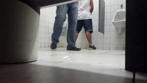 Sexo gay motorista gordo no banheiro