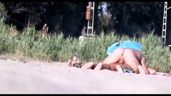 Sexo gay na praia de nudismo gif