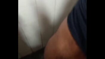 Sexo gay negro no banheiro