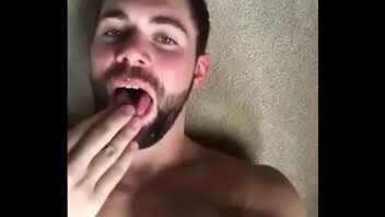 Sexo gay peludo gozada na boca