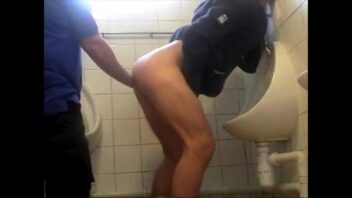 Sexo no banheiro publico entre gays