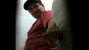Sexo porno gay mijao banheiro publico