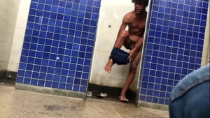 Tio bundudo tomando banho e sobrinho espiando sexo gay