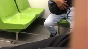 Tirando sangue do gay no metrô