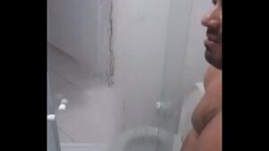 Tomando banho com pai gay
