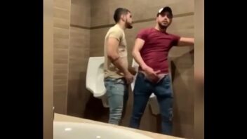 Transando no banheiro do shopping xvideos gay
