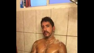 Treinador fode gay no banho