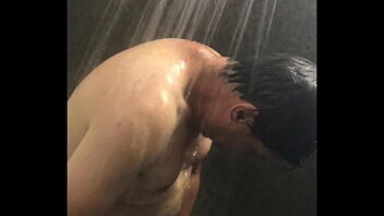 Um banho ousado gays
