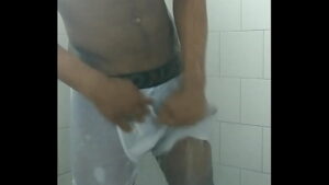 Um gay de toalha de banho