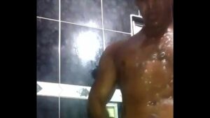 Varios cara no banho sendo filmado gay