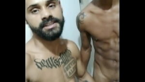 Varios moleques da favela fodendo um gay