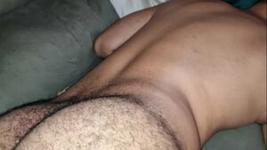 Video amador gay mamando peludo