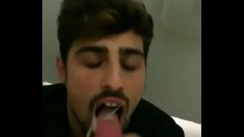 Vídeo caseiro gay faz namorado gozar na boca