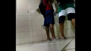 Vídeo de gays transando no banheiro.publico
