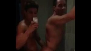 Video gay amador brasileiro com novinho comendo maduro