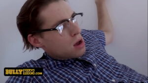 Vídeo gay de nerd trransando
