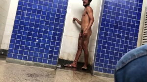 Video gay espiando homem no banheiro