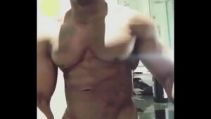 Video gay homem musculoso so de calção