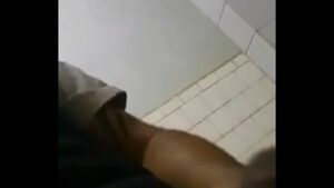 Video gay homens fardados usando banheiro de shoppeng