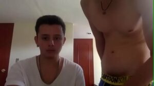 Vídeo porno gay aproveitando do primo