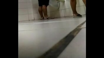 Video porno gay flagra no banheiro