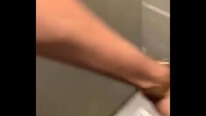 Video porno gay garoto sendo comeudo no banheiro público