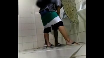 Video porno gay gordinho no banheiro primo