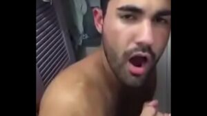 Video porno gay no banheiro caseiro