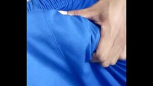 Video porno gay novinhos de shortinho sem cueca com amigo