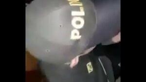 Video porno gay policial comeu