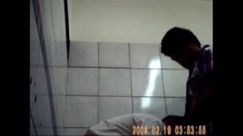 Video sexo gay nos banheiros