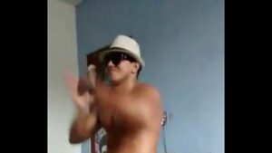 Videos de gay dançando reggaeton